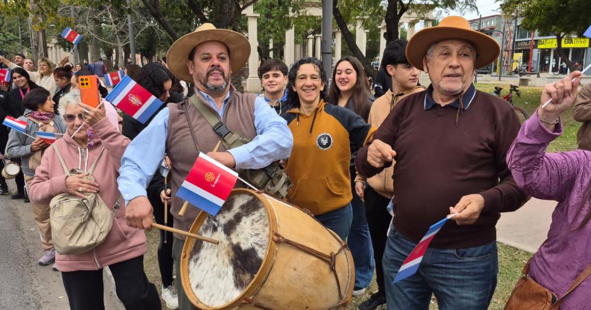 La columna sur de la Marcha de los Bombos avanza por la ciudad rumbo al gran encuentro en Plaza Libertad
