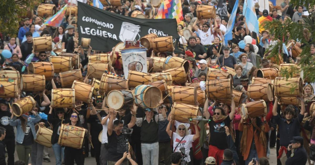 Al ritmo del leguumlero Santiago entonoacute el Himno Nacional y comenzoacute la 24ordf Marcha de los Bombos