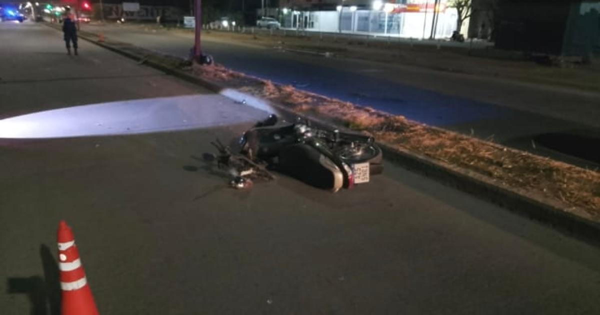 Joven se estrelloacute contra un poste de la luz a bordo de su moto y murioacute en el Regional