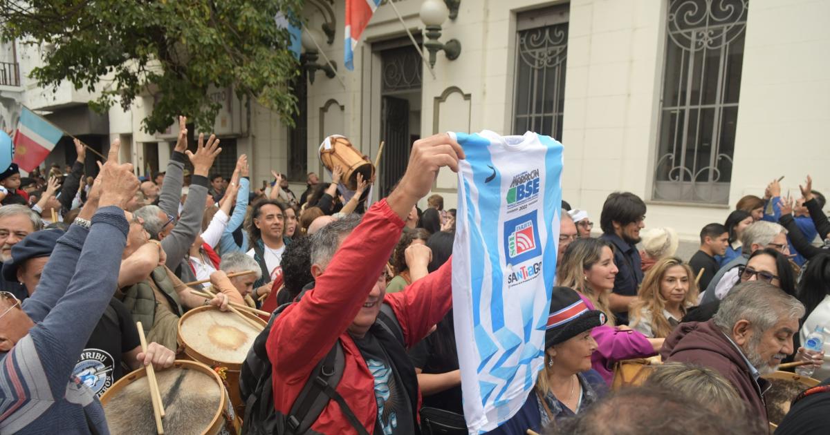 VIDEO- Como cada antildeo la Marcha de los Bombos regaloacute su paso frente a El Liberal