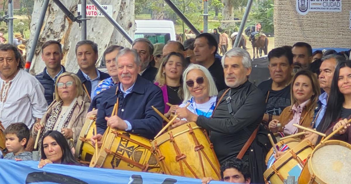Eliacuteas Suaacuterez Gerardo Zamora y Norma Fuentes se sumaron a la multitudinaria Marcha de los Bombos