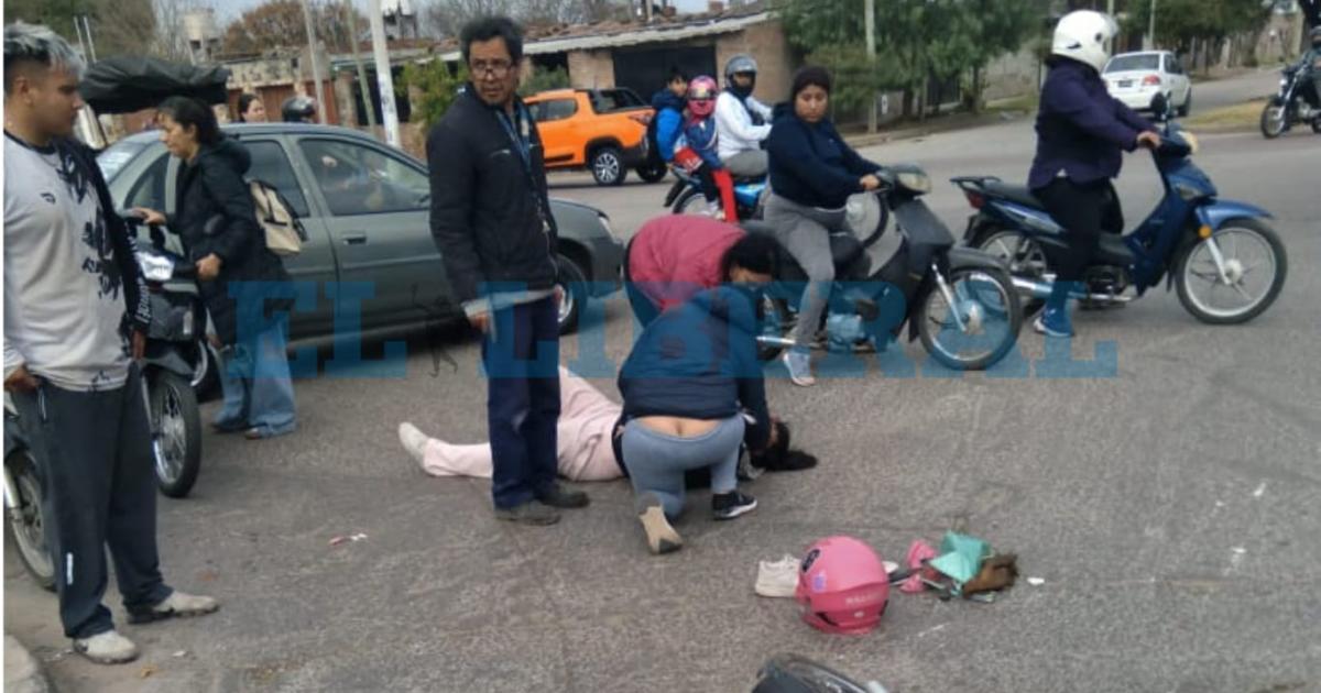 Fuerte choque entre dos motociclistas en la zona de Circunvalacioacuten