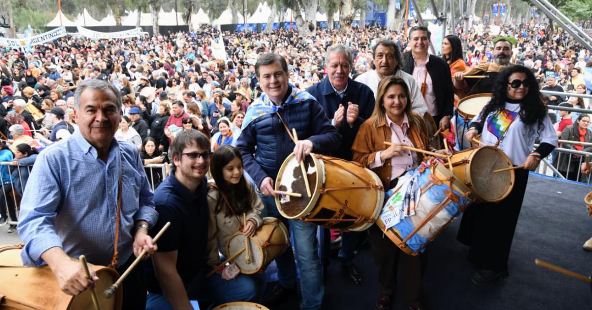 Miles de santiaguentildeos y turistas vibraron en la XXIV Marcha de los Bombos y la XII Marcha de Cuerdas y Fuelles