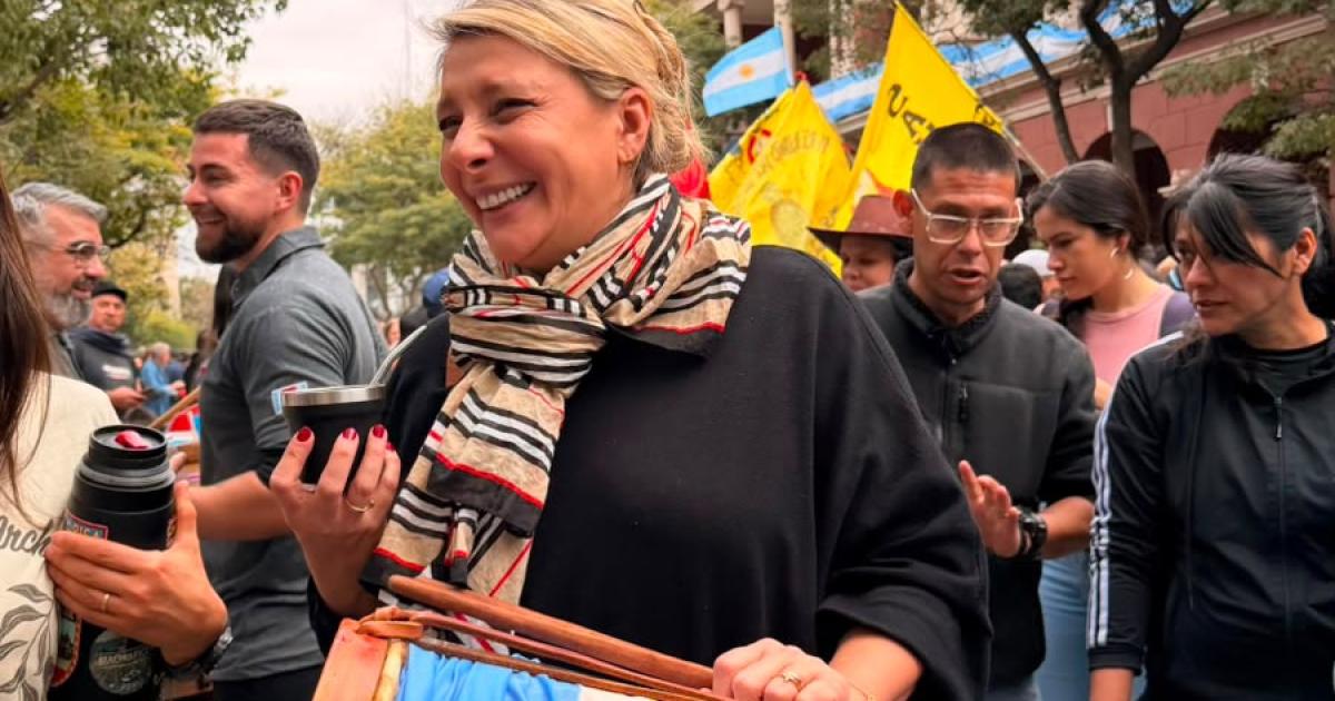 Natalia Neme participoacute de la Marcha de los Bombos y ratificoacute su compromiso con la identidad santiaguentildea