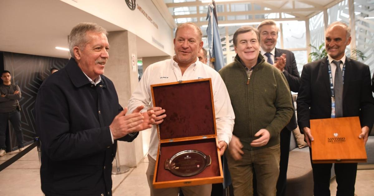 El gobernador Eliacuteas Suaacuterez entregoacute distinciones al embajador britaacutenico y a referentes del rugby