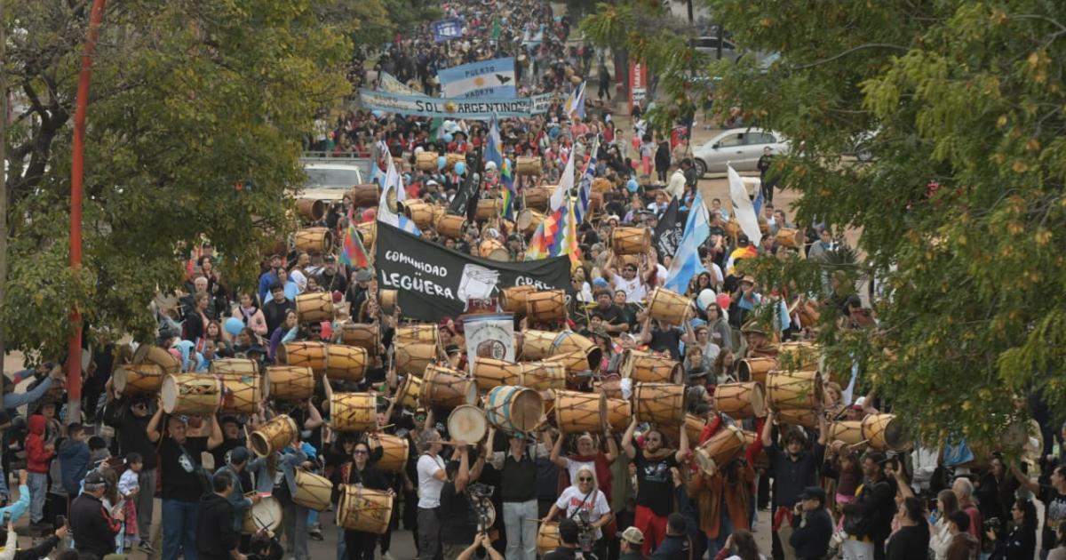 Al ritmo del leguumlero Santiago entonoacute el Himno Nacional y comenzoacute la 24ordf Marcha de los Bombos