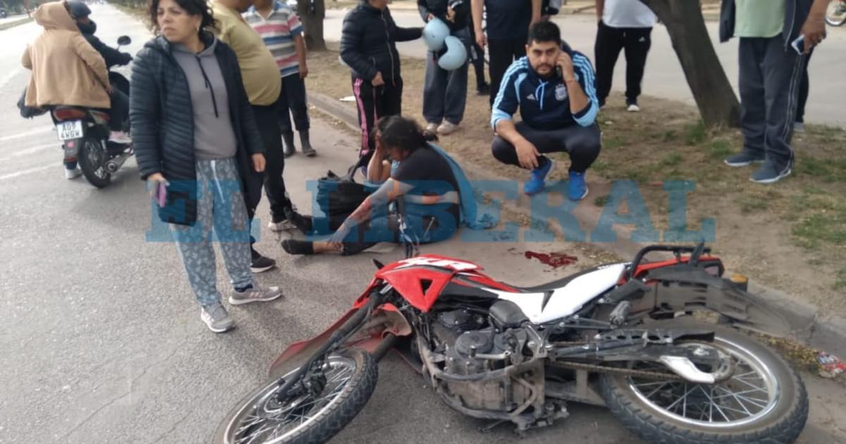 Fuerte choque entre dos motociclistas en la zona de Circunvalacioacuten