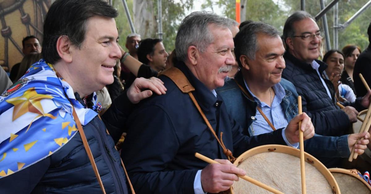 Miles de santiaguentildeos y turistas vibraron en la XXIV Marcha de los Bombos y la XII Marcha de Cuerdas y Fuelles