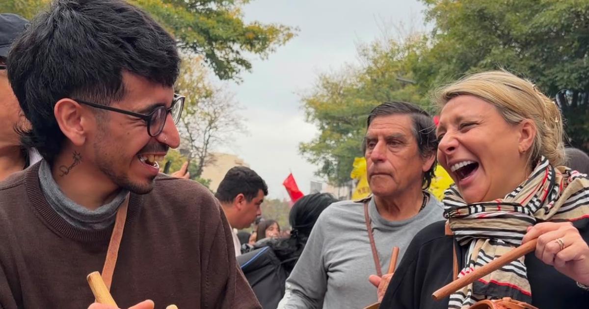 Natalia Neme participoacute de la Marcha de los Bombos y ratificoacute su compromiso con la identidad santiaguentildea