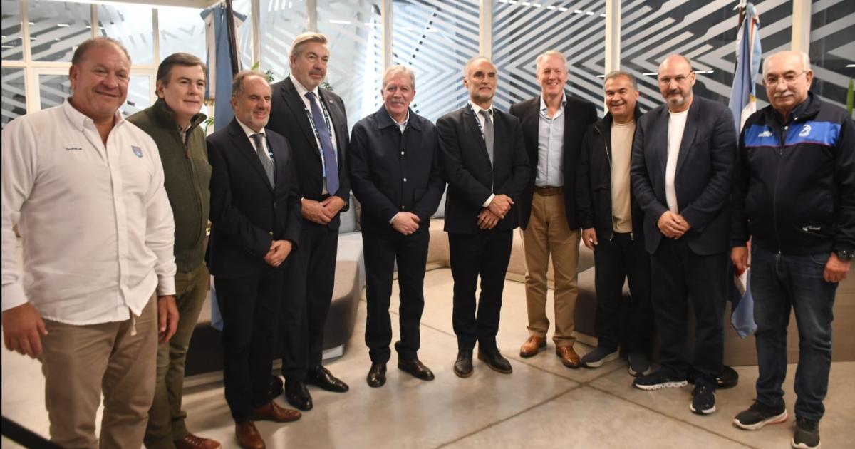 El gobernador Eliacuteas Suaacuterez entregoacute distinciones al embajador britaacutenico y a referentes del rugby