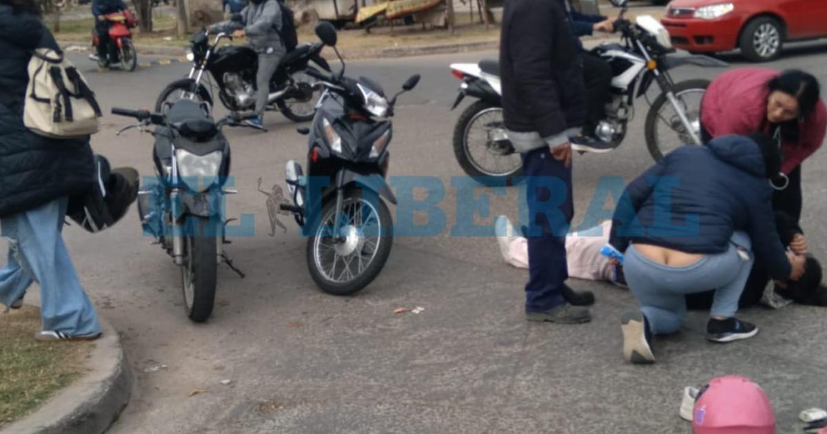 Fuerte choque entre dos motociclistas en la zona de Circunvalacioacuten