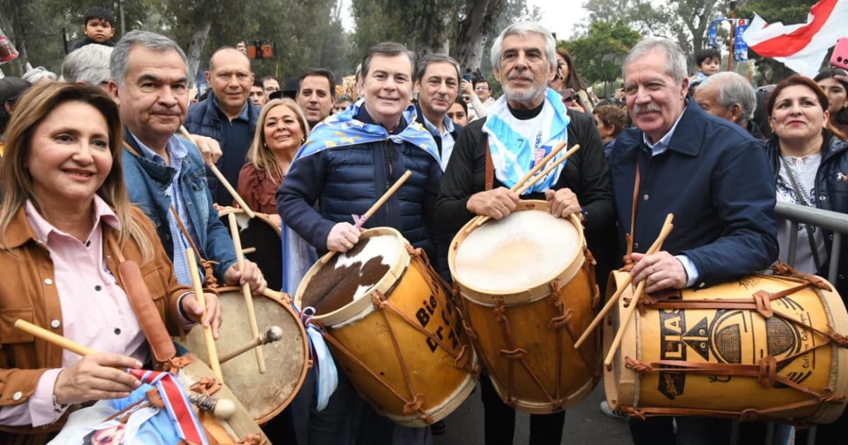 Miles de santiaguentildeos y turistas vibraron en la XXIV Marcha de los Bombos y la XII Marcha de Cuerdas y Fuelles
