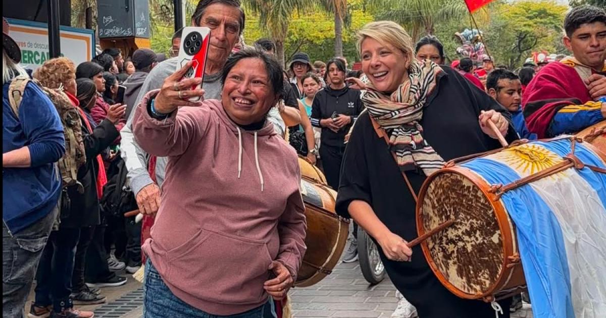 Natalia Neme participoacute de la Marcha de los Bombos y ratificoacute su compromiso con la identidad santiaguentildea