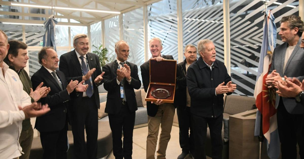 El gobernador Eliacuteas Suaacuterez entregoacute distinciones al embajador britaacutenico y a referentes del rugby