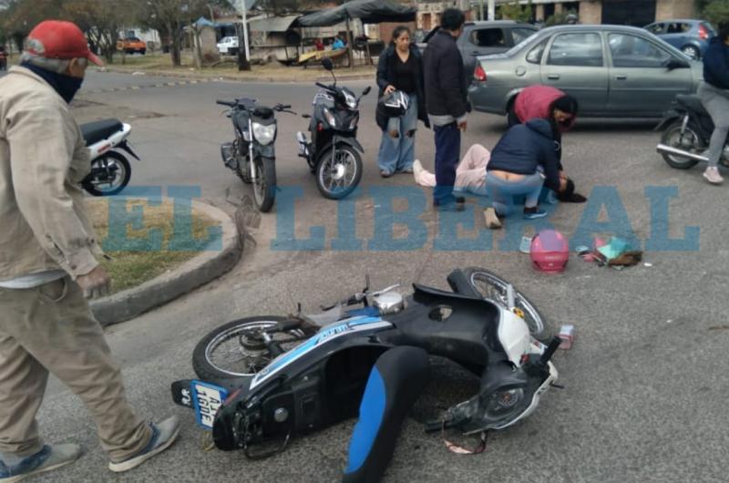 Fuerte choque entre dos motociclistas en la zona de Circunvalacioacuten