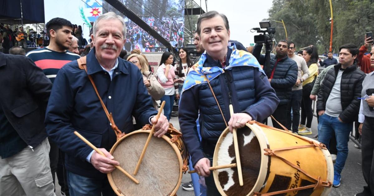 Miles de santiaguentildeos y turistas vibraron en la XXIV Marcha de los Bombos y la XII Marcha de Cuerdas y Fuelles