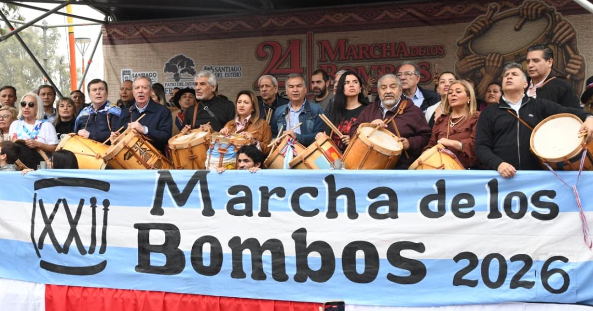 Miles de santiaguentildeos y turistas vibraron en la XXIV Marcha de los Bombos y la XII Marcha de Cuerdas y Fuelles
