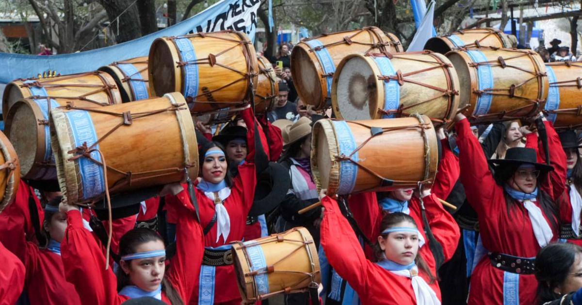 Miles de santiaguentildeos y turistas vibraron en la XXIV Marcha de los Bombos y la XII Marcha de Cuerdas y Fuelles
