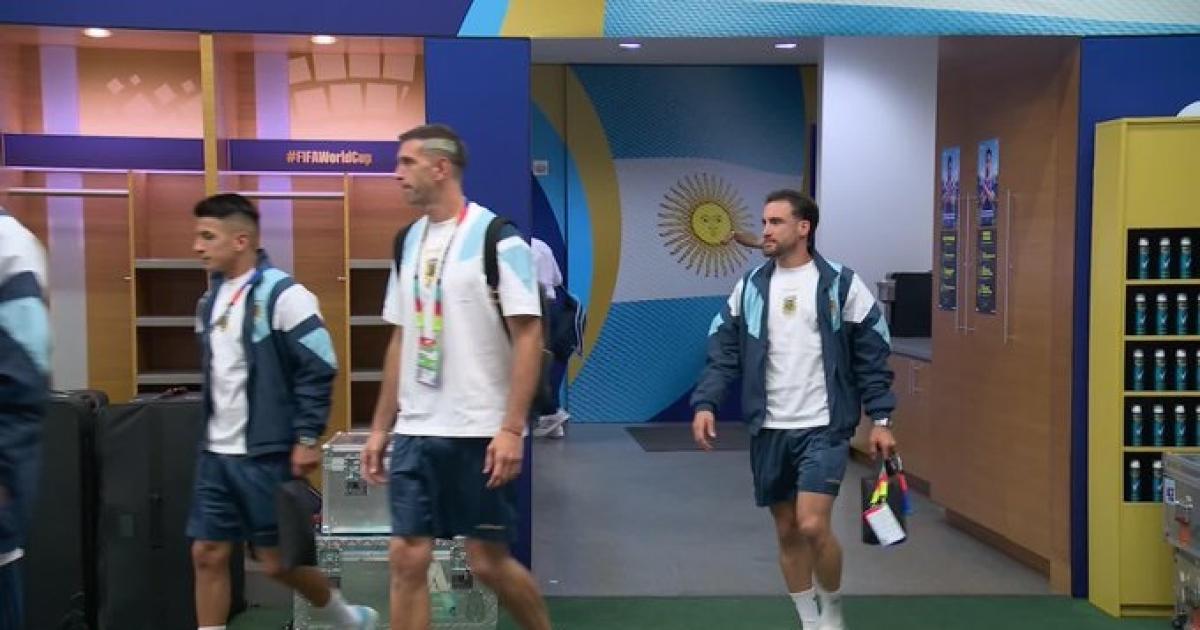 Asiacute llegoacute Argentina a la final- vestuario con cumbia y un Dibu Martiacutenez protagonista