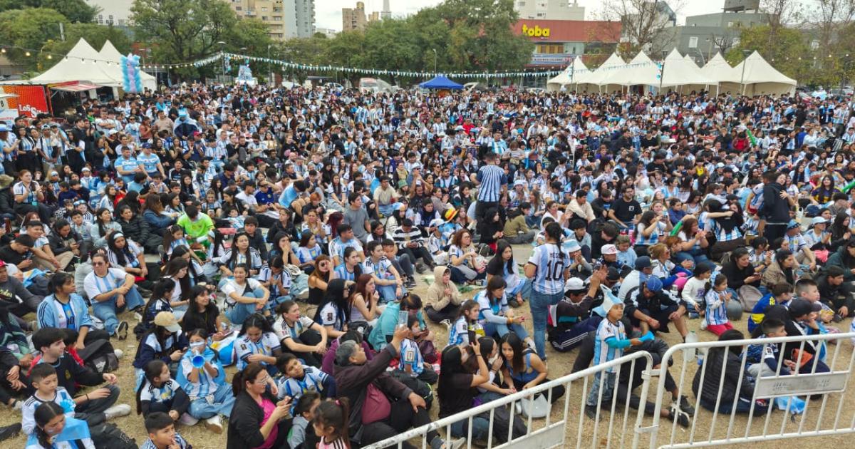 FOTOS- El Foacuterum colmado de hinchas viviendo la gran final del Mundial entre Argentina y Espantildea