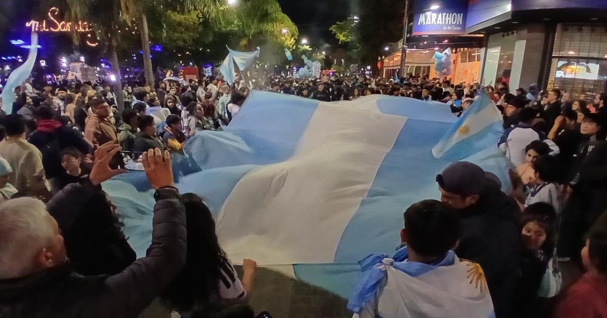 A pesar de la derrota de la Argentina cientos de santiaguentildeos coparon las calles del Centro