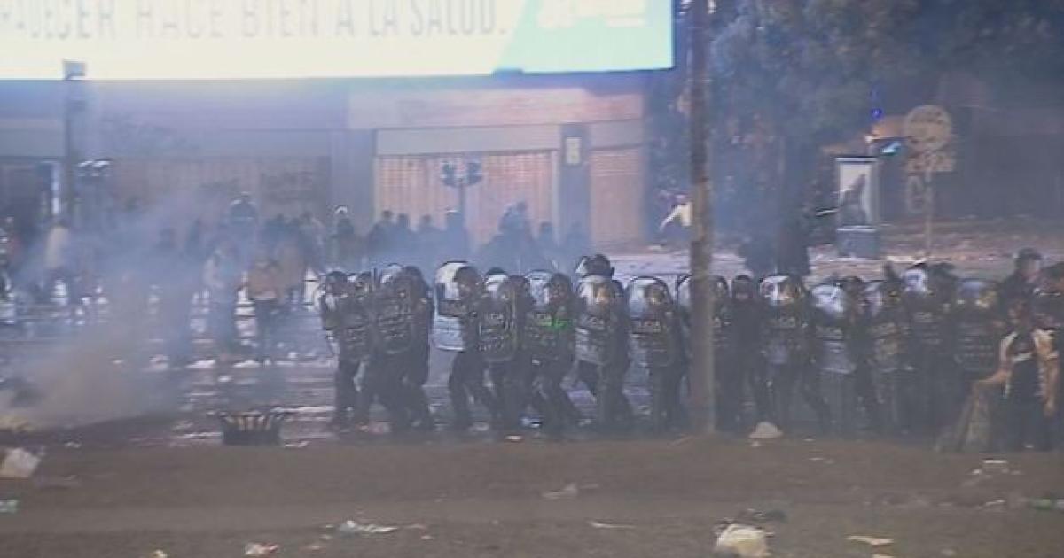 Incidentes en el Obelisco tras la final del Mundial- arrojaron piedras y botellas contra la Policiacutea