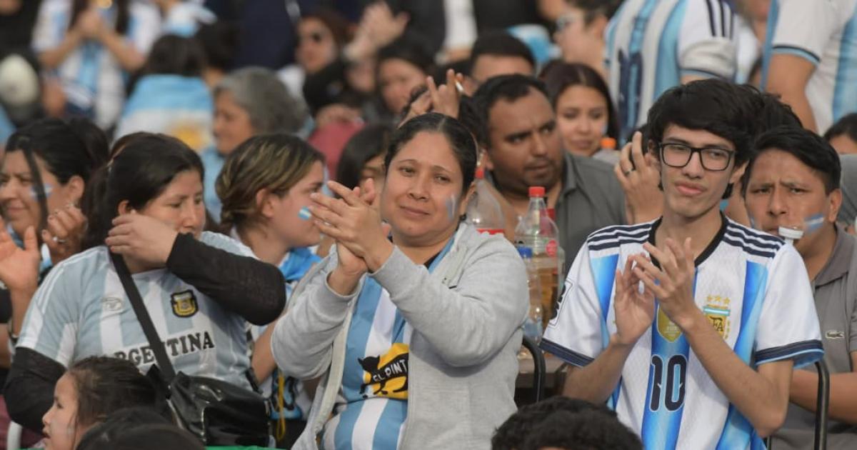 FOTOS- El Foacuterum colmado de hinchas viviendo la gran final del Mundial entre Argentina y Espantildea