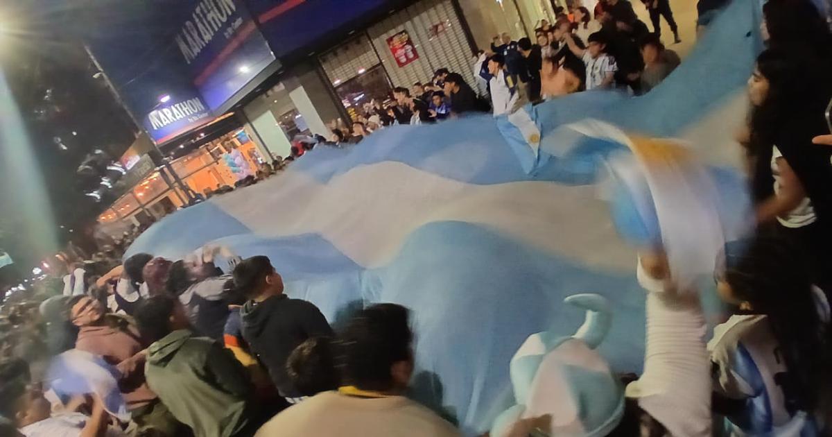 A pesar de la derrota de la Argentina cientos de santiaguentildeos coparon las calles del Centro