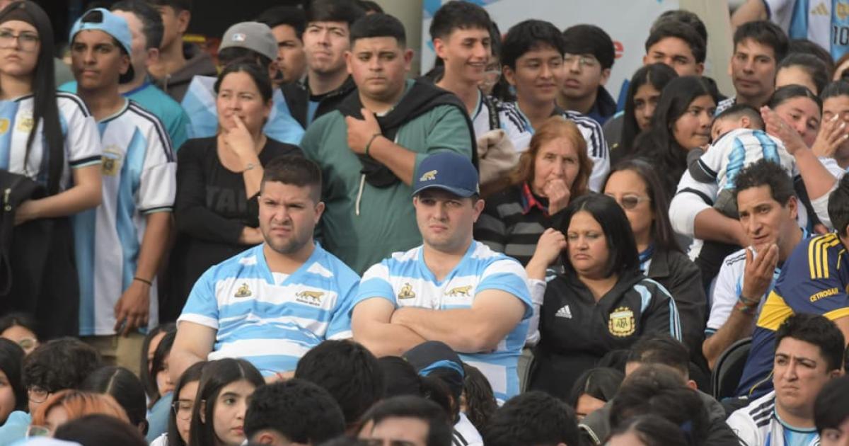 FOTOS- El Foacuterum colmado de hinchas viviendo la gran final del Mundial entre Argentina y Espantildea