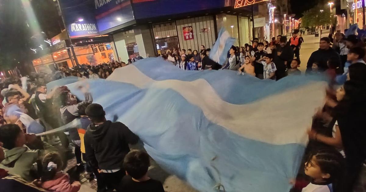 A pesar de la derrota de la Argentina cientos de santiaguentildeos coparon las calles del Centro