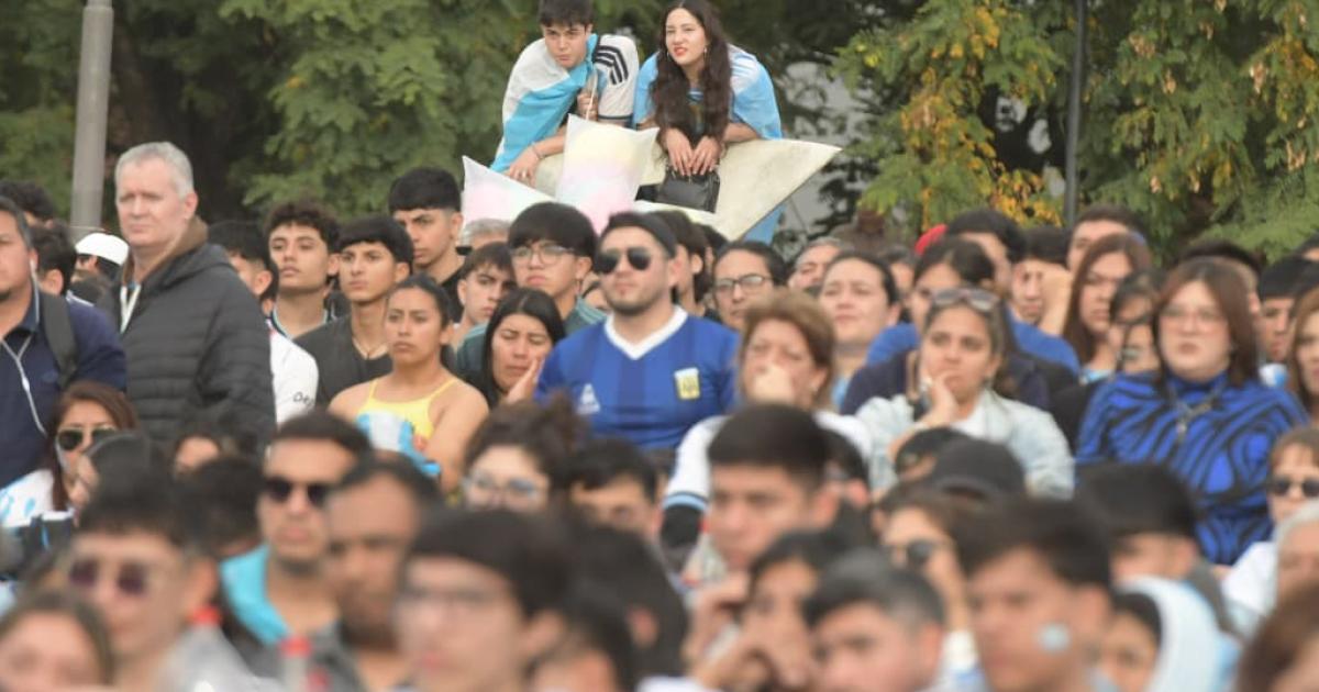FOTOS- El Foacuterum colmado de hinchas viviendo la gran final del Mundial entre Argentina y Espantildea