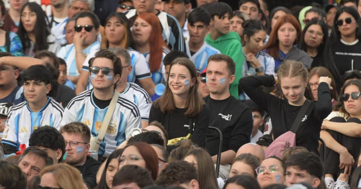 FOTOS- El Foacuterum colmado de hinchas viviendo la gran final del Mundial entre Argentina y Espantildea