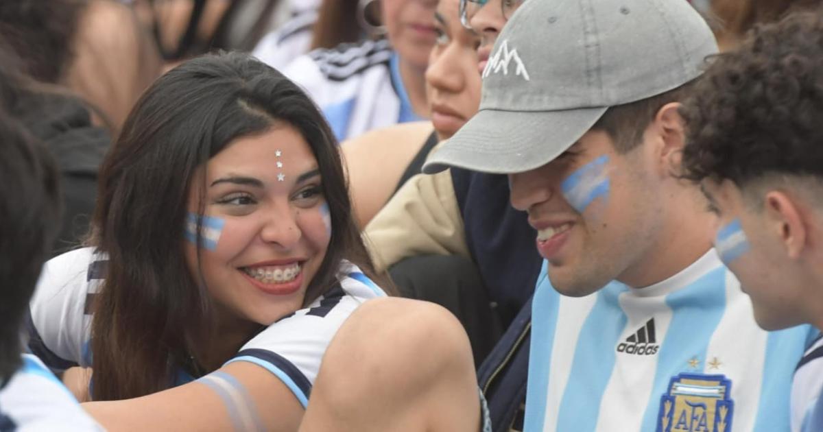FOTOS- El Foacuterum colmado de hinchas viviendo la gran final del Mundial entre Argentina y Espantildea