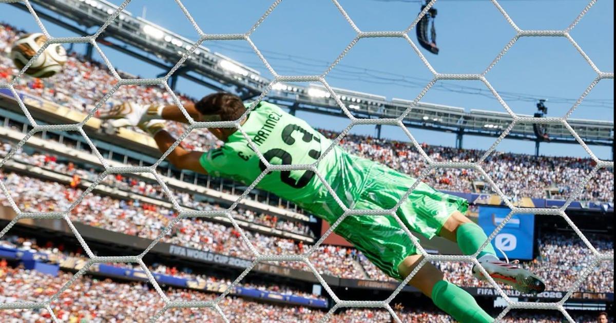 El Dibu Martiacutenez fue el que salvoacute al equipo de sufrir una dura goleada