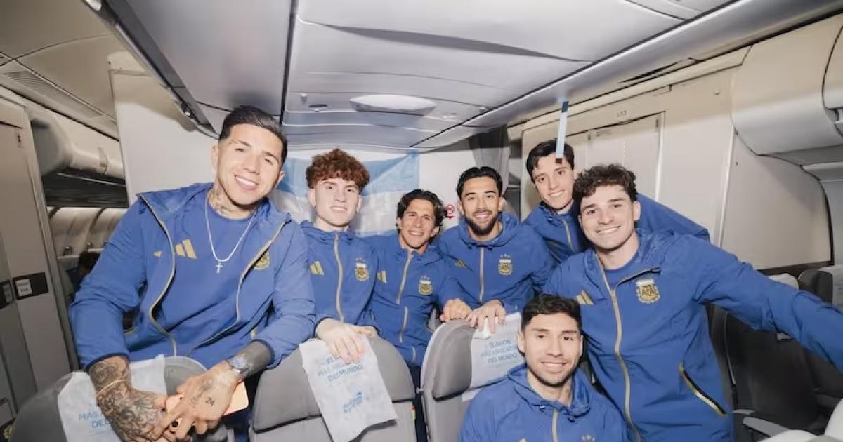 Enzo Fernndez Barco Giuliano Simeone Nicols Gonzlez Santiago Beltrn Julin Älvarez y Montiel antes de la final del Mundial