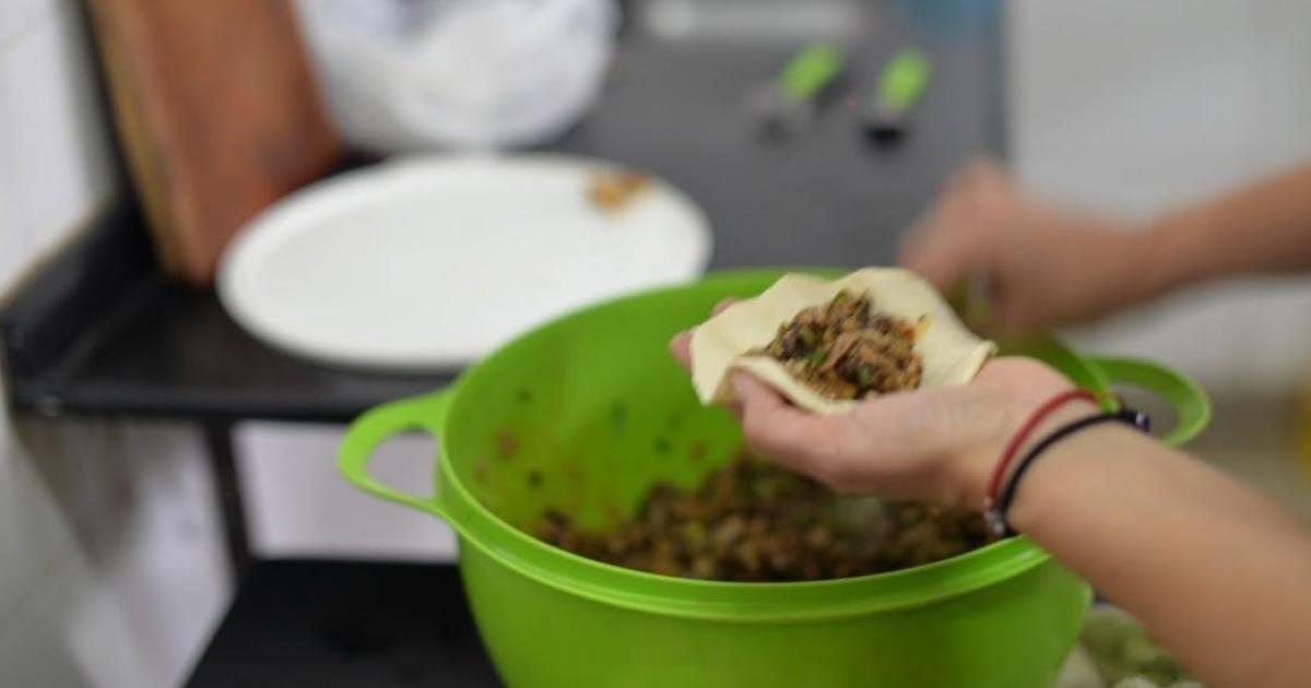 La Cocina Regional en Vivo elaboroacute buntildeuelos de hojas de remolachas