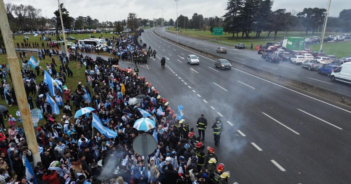 Cientos de hinchas esperan a la Selección Argentina Foto- Olé