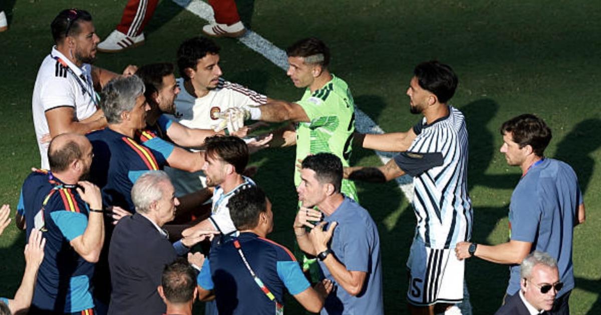 La FIFA abrioacute una investigacioacuten por los incidentes tras la final entre Argentina y Espantildea