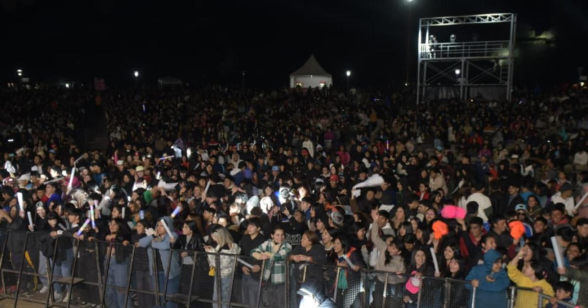 Una multitud celebroacute el Diacutea del Amigo en el Festival de Plaza Antildeoranzas