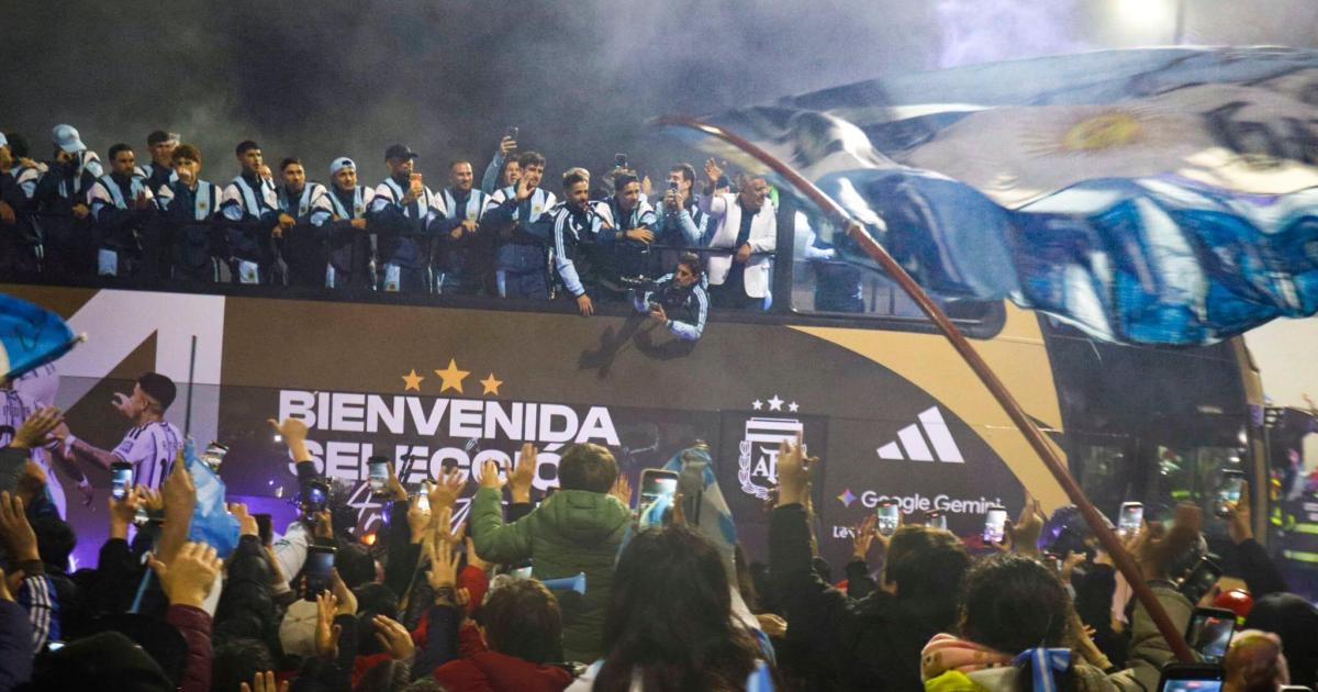 Sin Messi la Seleccioacuten argentina vivioacute un momento de gran emocioacuten a su arribo