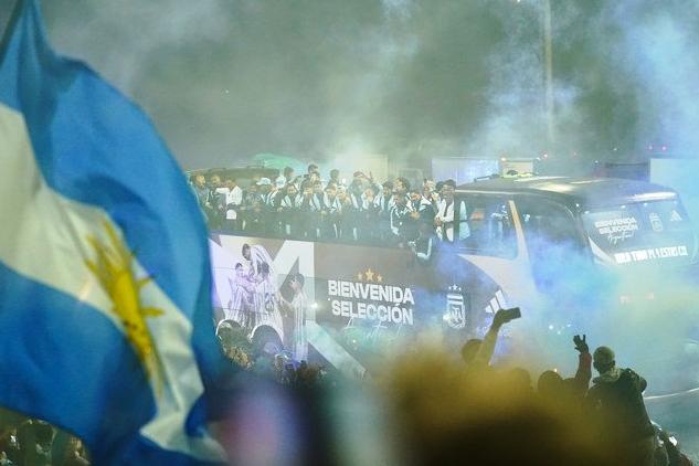 Sin Messi, la Selección Argentina llegó al país y fue recibida por una multitud en el predio de la AFA