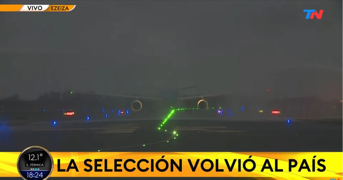 Sin Messi la Seleccioacuten Argentina llegoacute al paiacutes y fue recibida por una multitud en el predio de la AFA