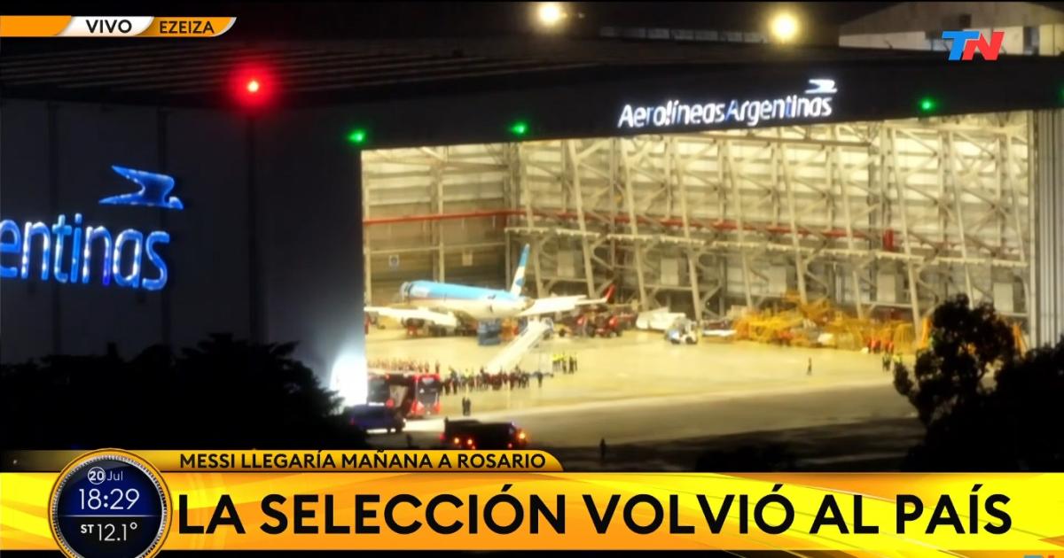 Sin Messi la Seleccioacuten Argentina llegoacute al paiacutes y fue recibida por una multitud en el predio de la AFA