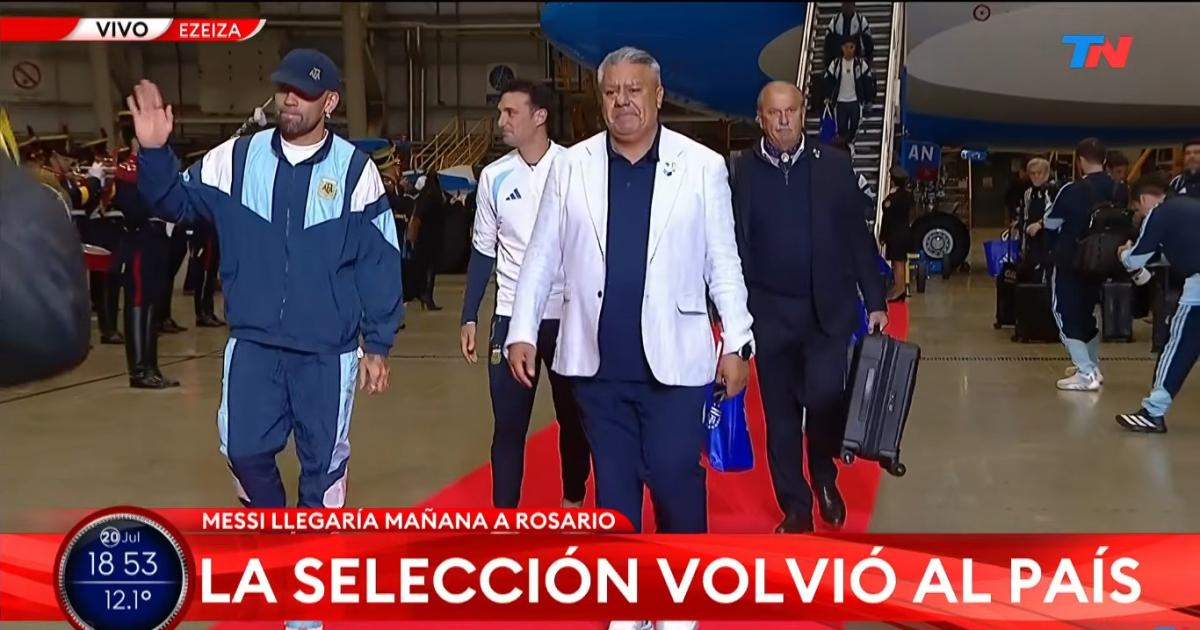 Sin Messi la Seleccioacuten Argentina llegoacute al paiacutes y fue recibida por una multitud en el predio de la AFA