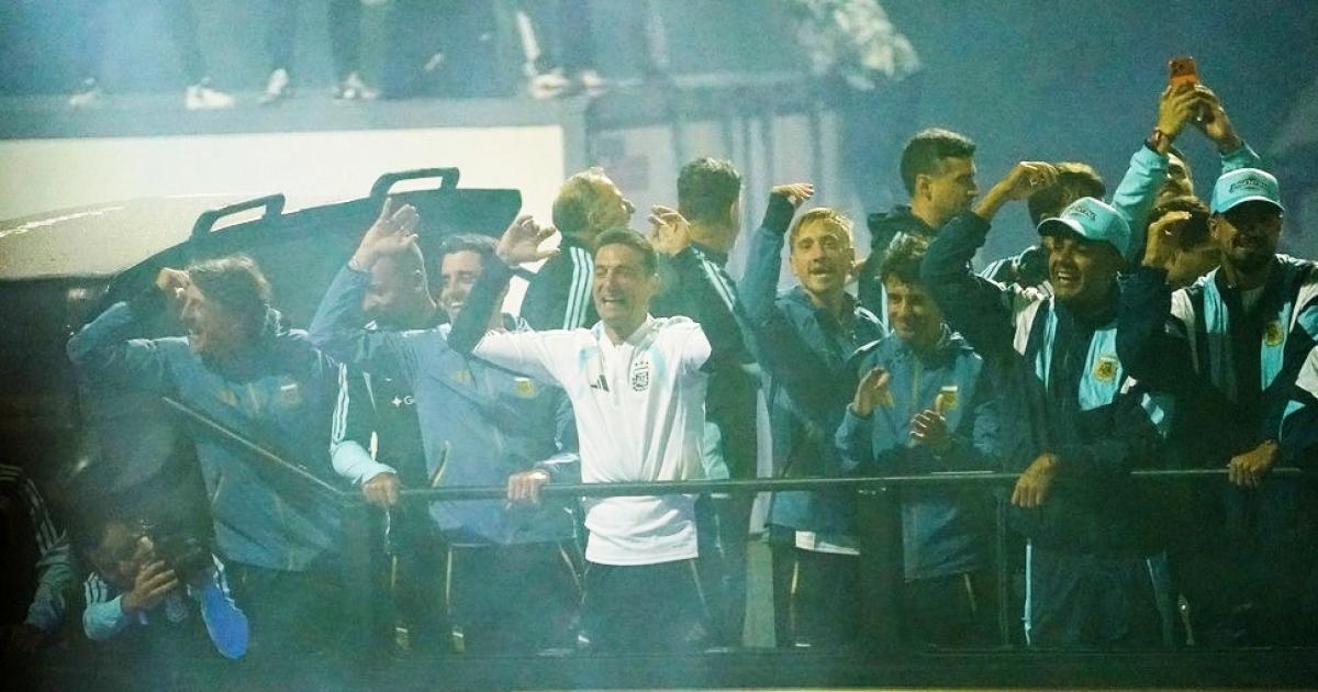 Sin Messi la Seleccioacuten Argentina llegoacute al paiacutes y fue recibida por una multitud en el predio de la AFA