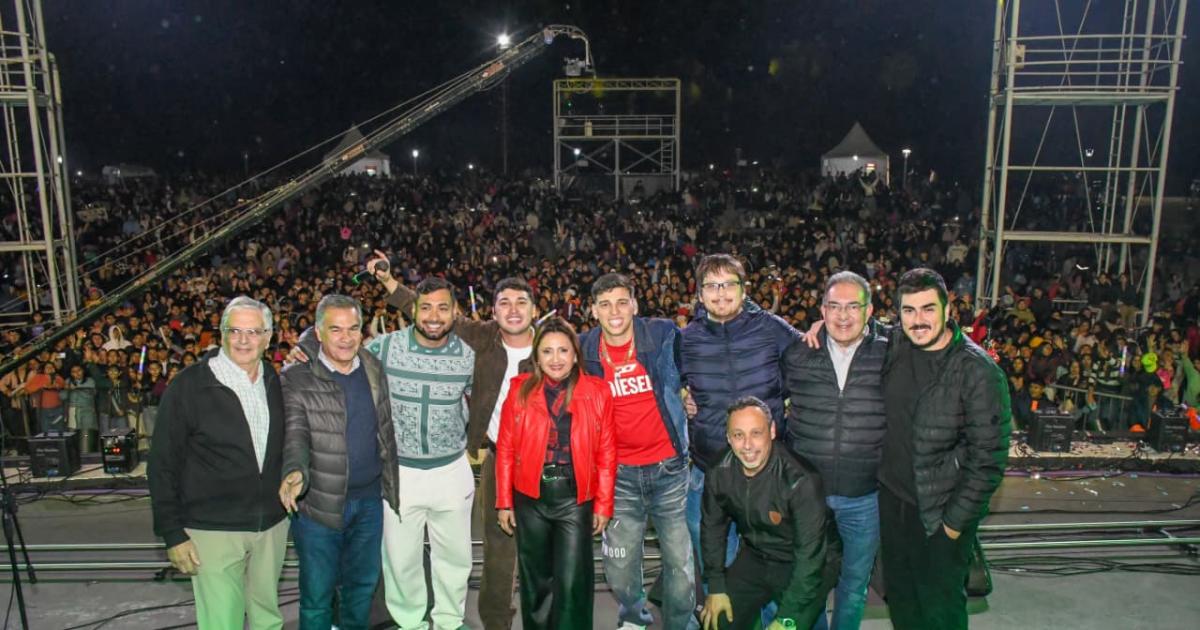 Fuentes y Benavente en el Festival Diacutea del Amigo que tuvo un lleno total en Antildeoranzas
