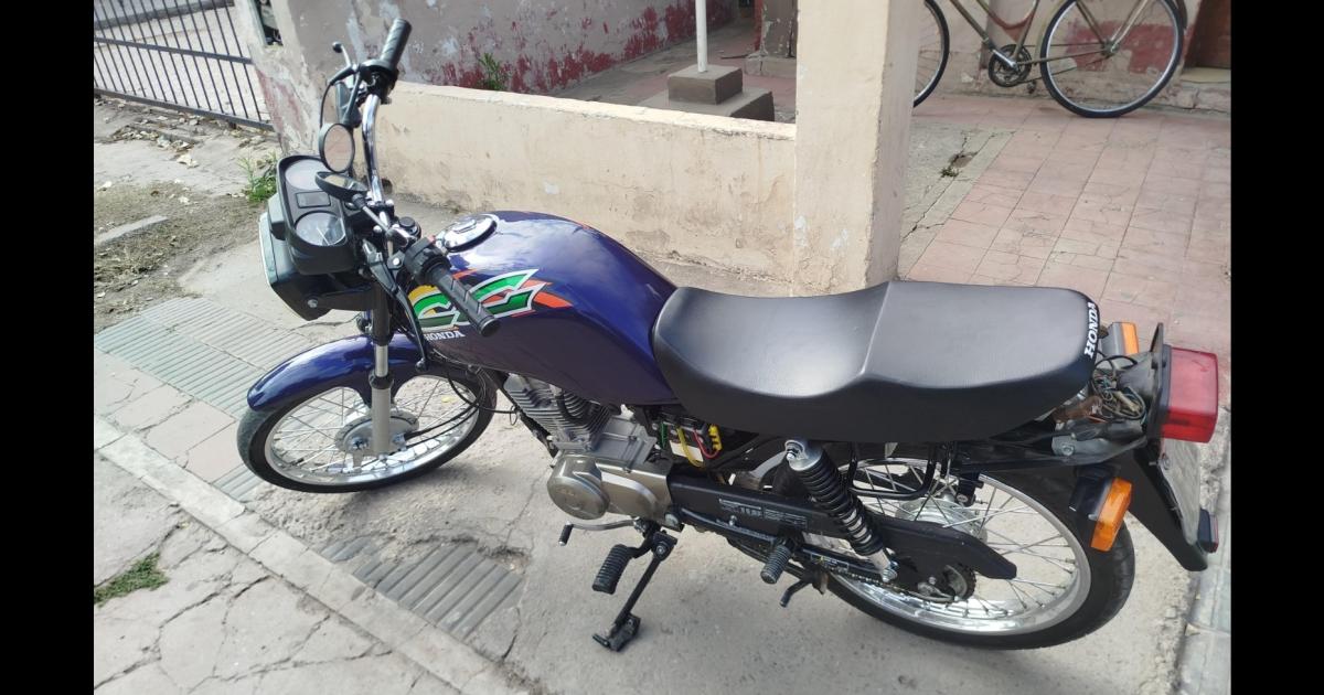 Cae un joven tras una persecucioacuten en el barrio Jorge Newbery- llevaba cocaiacutena y hallaron una moto robada