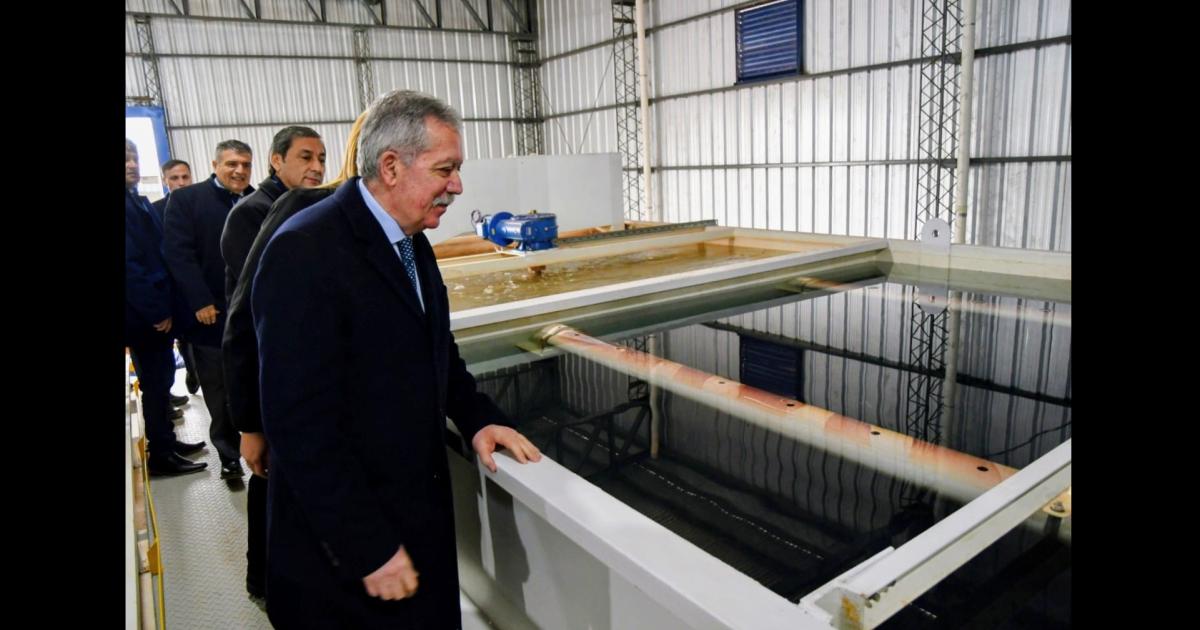 El gobernador Eliacuteas Suaacuterez inauguroacute una planta potabilizadora de agua y viviendas sociales en Pampa de los Guanacos