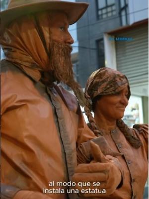 Una pareja de estatuas vivientes sorprende a vecinos y turistas en la Plaza Libertad