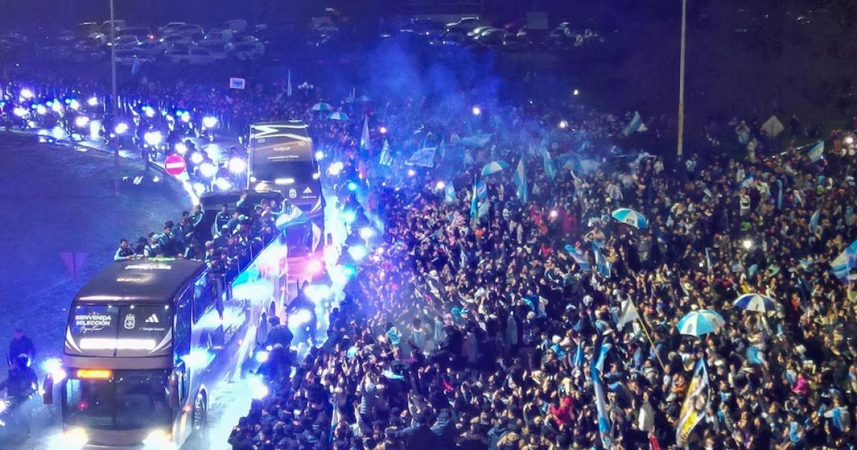 El recibimiento a la Selección Argentina en Ezeiza (EFE)